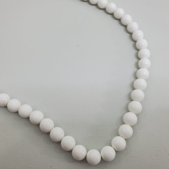 Oops A Daisy Beaded Necklace White Ball Long Stran - Picture 2 of 6